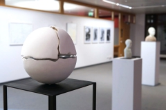 Ausstellung »Weiß« — Skulptur vorne: Helga Coning