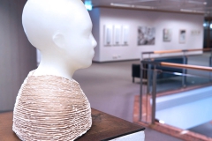 Ausstellung »Weiß« — Skulptur vorne: Andrea Viebach